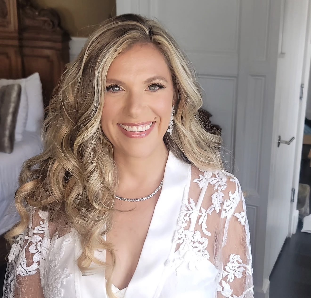 Bride with soft glam glow and luminous lashes